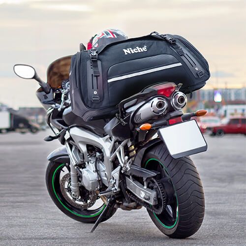 Motorcykelhaletaske 60 liter er udstyret med quick release system, let at installere på bagsiden af ​​motorcykelsædet eller bagagebæreren.